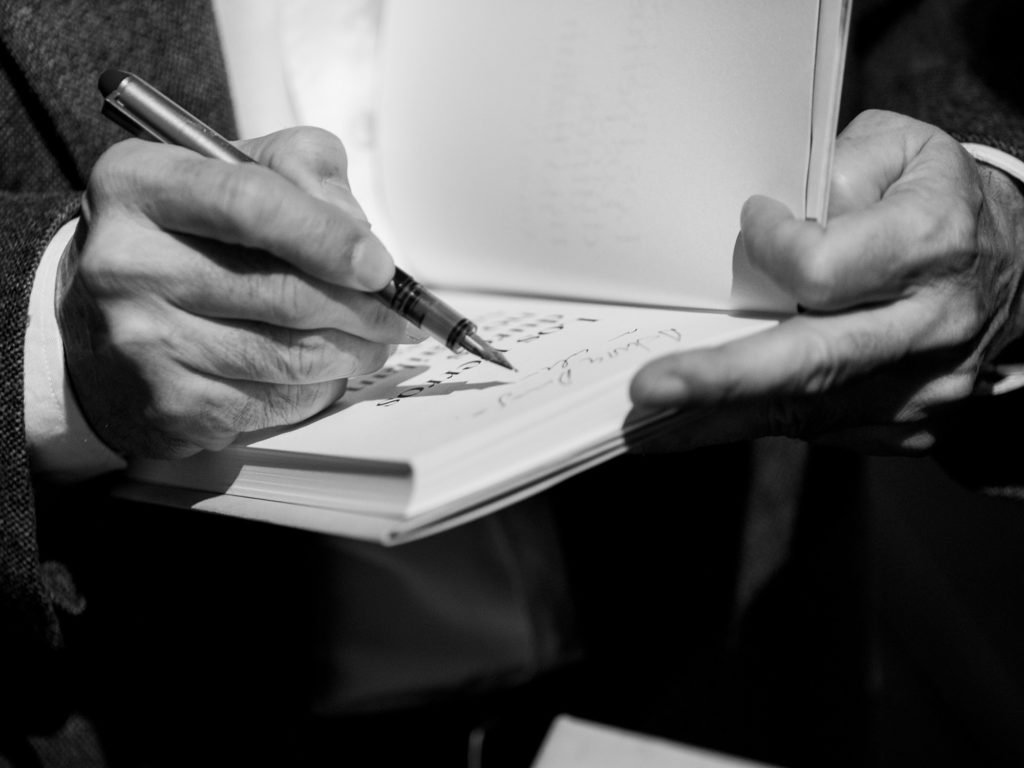 Pérez-Reverte firmando. Foto: Jeosm